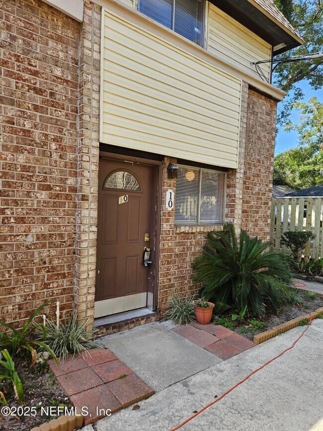 Building Photo - 1200 Bretta St