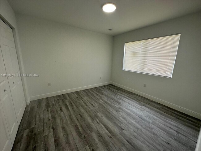 Building Photo - 1095 NE 149th St