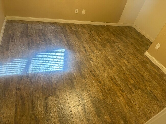 Building Photo - NW!! Single Story Home!! No Carpet!! Pot S...
