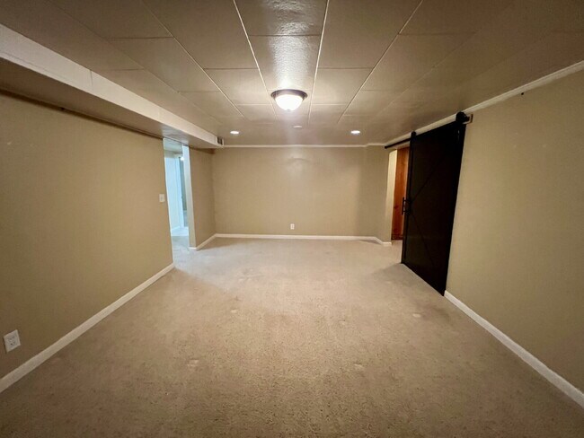 Building Photo - Great Home Close to CFD!