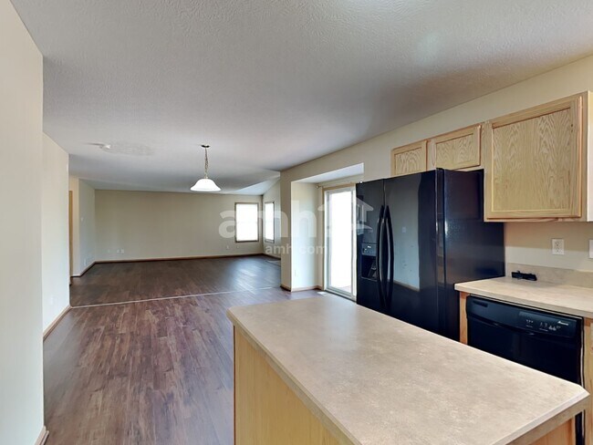 Building Photo - 2271 Landcrest Dr