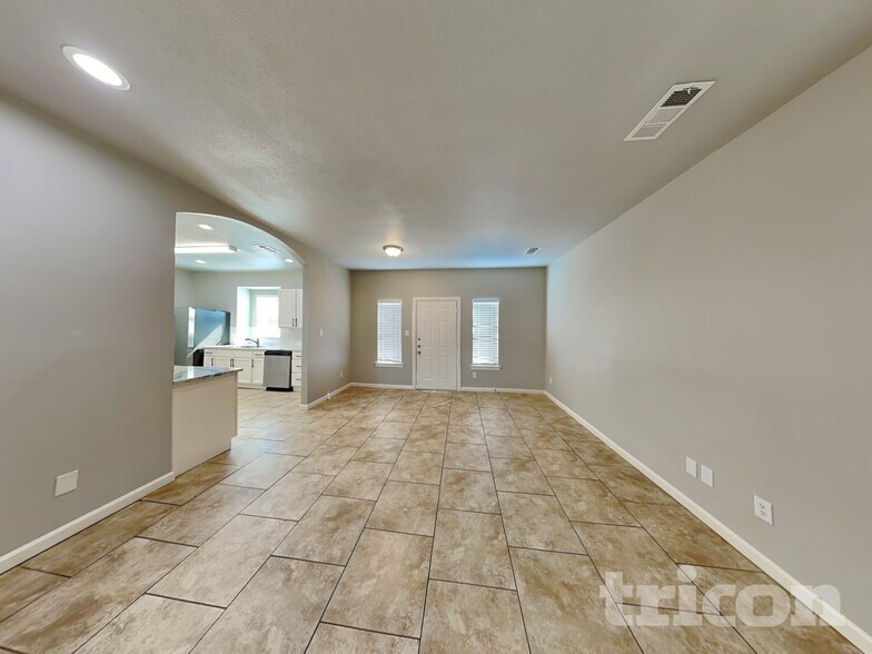 Building Photo - 624 Nora Ln