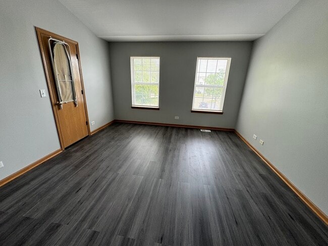 Building Photo - 2209 Sunrise Cir