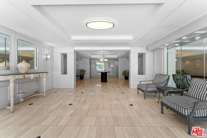 Building Photo - 906 N Doheny Dr