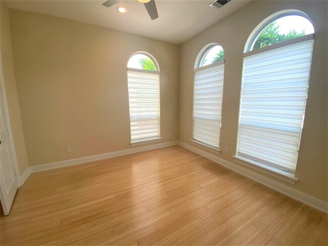 Building Photo - 50 Via Poinciana Ln