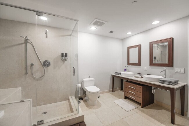 Building Photo - 485 Brickell Ave