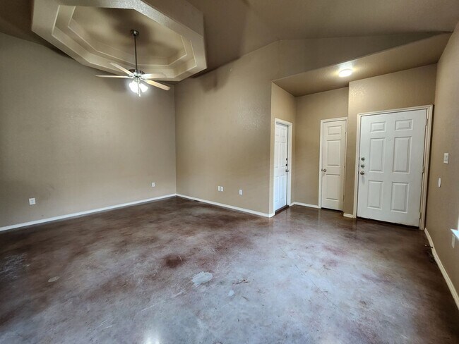 Building Photo - 3/2/1 Duplex w/ Stained Concrete Floors Th...