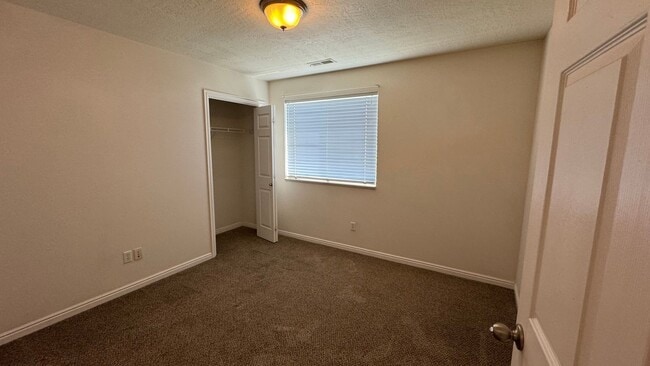 Building Photo - 3 bedroom 2 bath!! Available Now!!