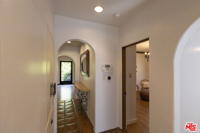 Building Photo - 1407 N Beverly Dr