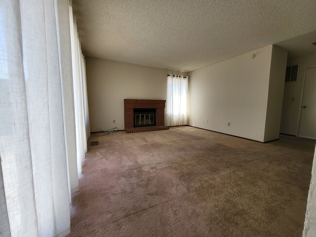 Building Photo - Two Story Home nestled in the Hills of Her...