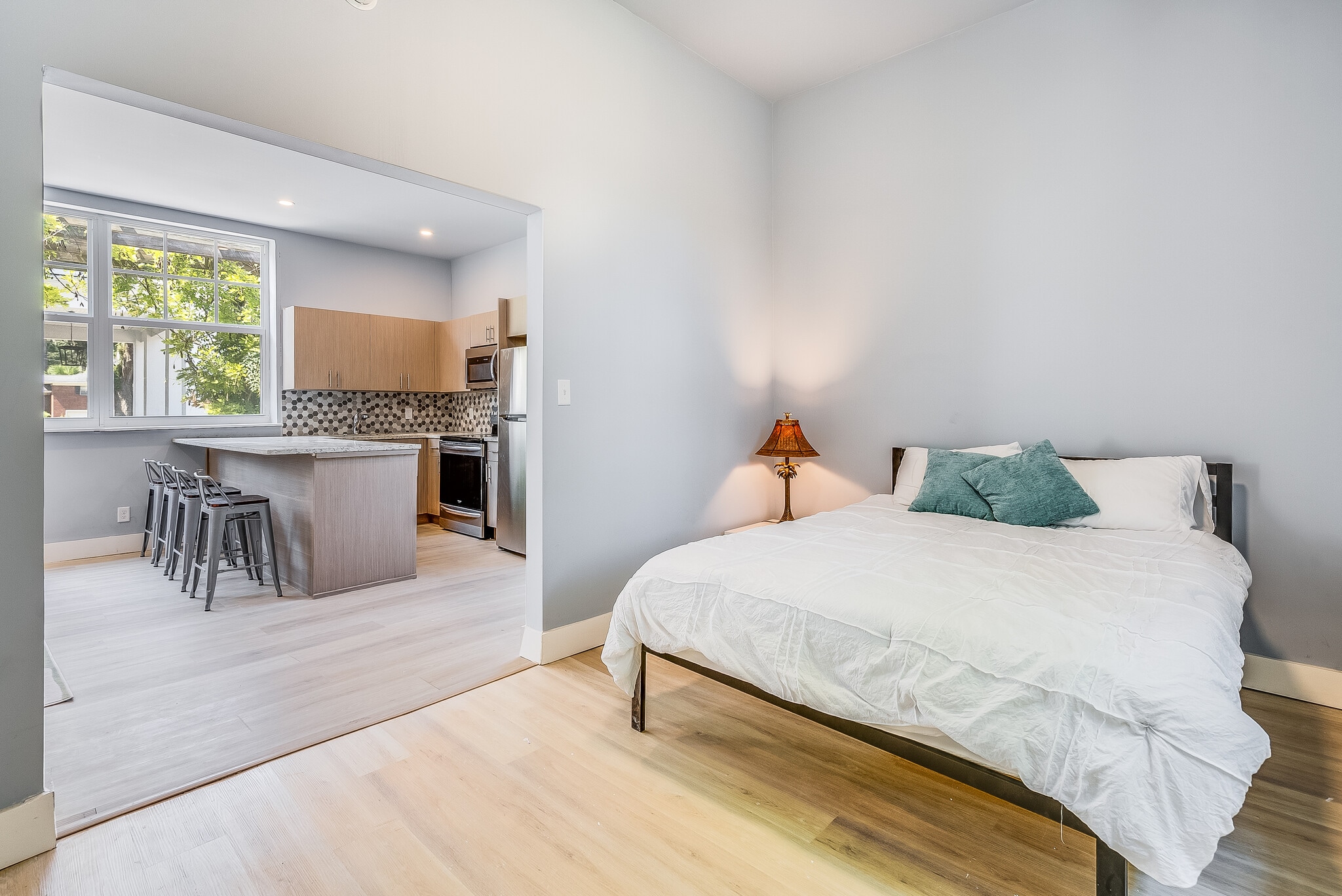 Building Photo - 602 E Victory Dr