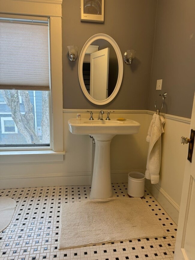 Building Photo - 3 bedroom, 2.5 bath home walking distance to Dartmouth College