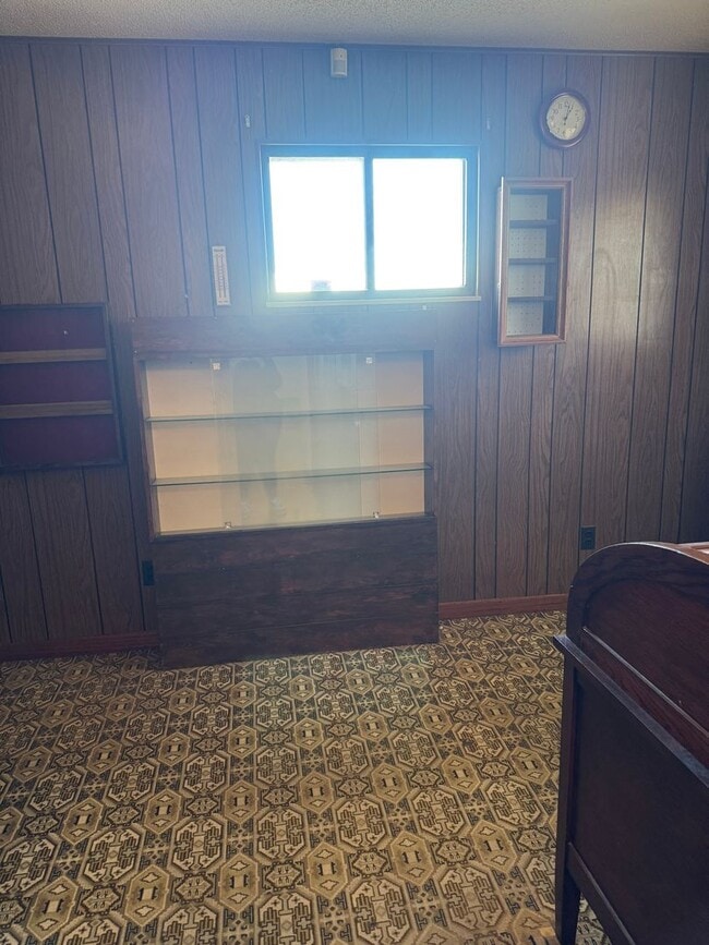 Building Photo - Country living at its best! Traditional farm house avail NOW