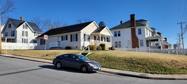 Building Photo - Welcome to your "home sweet home," perfectly situated just a few blocks from the heart of charmin...