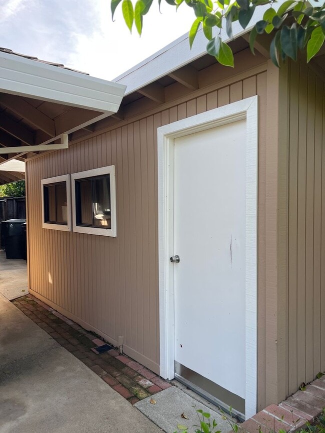 Building Photo - BEAUTIFULLY UPDATED 3 BEDROOM HOME!!