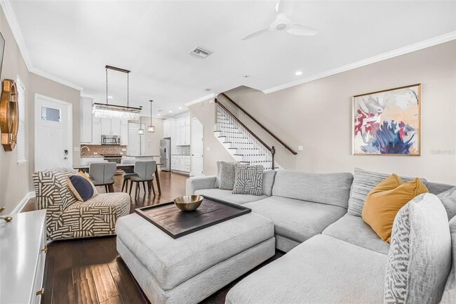 Building Photo - 307 S Gomez Ave
