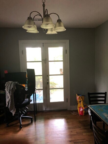 Dining area - 1420 6th Ave SW