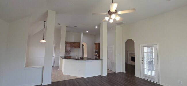 Building Photo - Recently remodeled 4 bedrooms, 3 bathrooms and move-in ready!