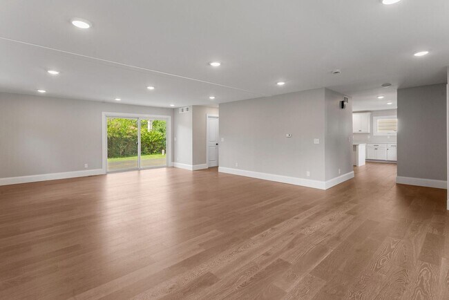 Building Photo - Four bedroom executive rental available now in Champaign's sought after Devonshire neighborhood!