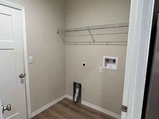 Building Photo - NEW LUXURY 3 BED 2 BATH 2 CAR GARAGE DUPLEX