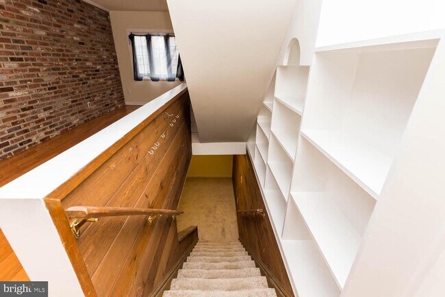 Building Photo - 113 Mountain St