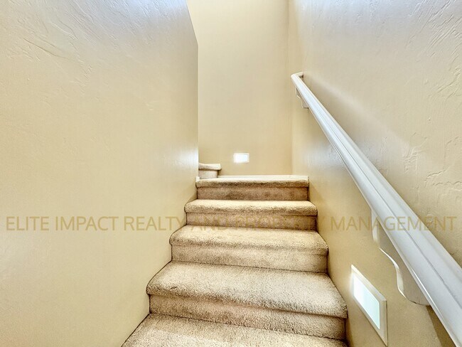 Building Photo - 6004 S Meadow Breeze Dr
