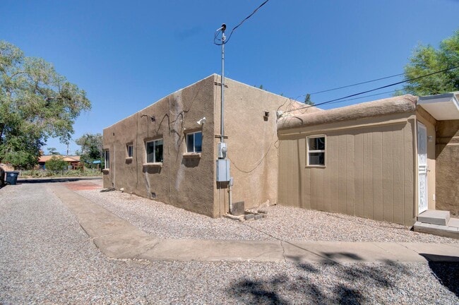 Building Photo - 306 Stanford Dr SE
