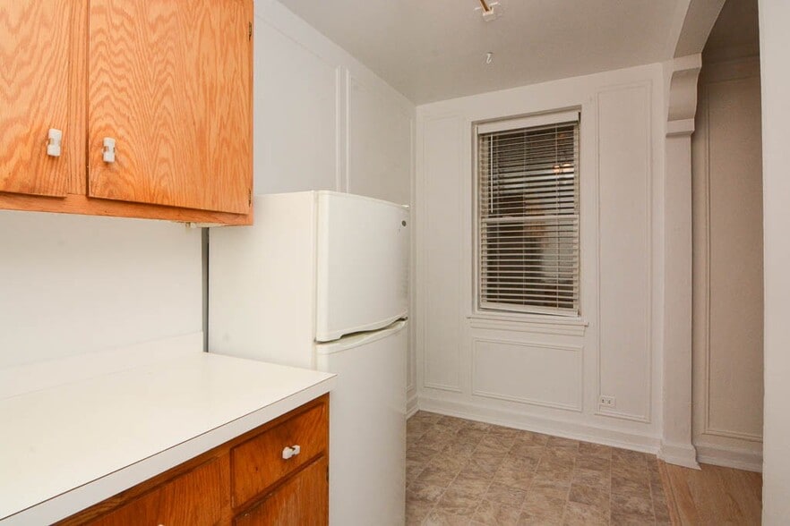 Building Photo - 4060 N Kenmore Ave