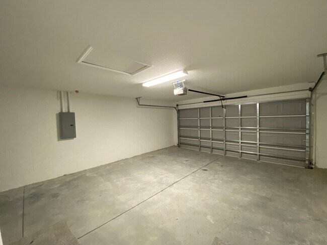 Building Photo - Desirable SW Ocala Neighborhood 4/2/2 *WON'T LAST*