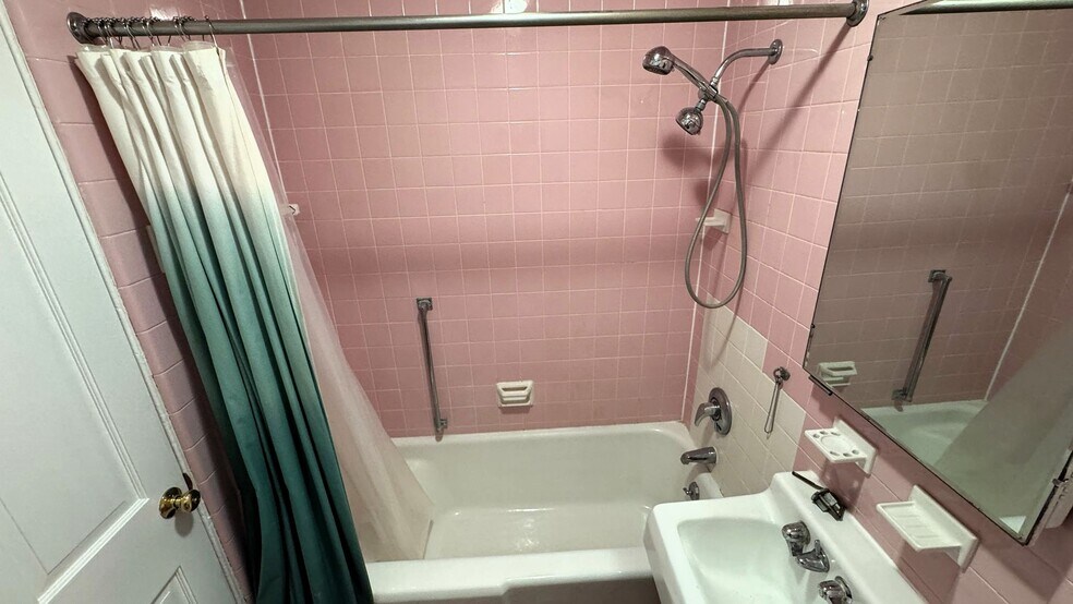 Building Photo - 797 Cambridge St