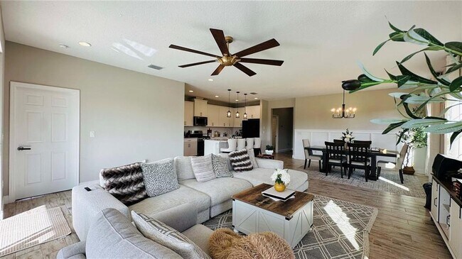 Building Photo - 12661 Oak Hill Way