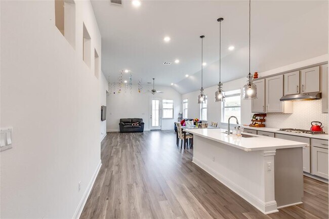 Building Photo - 14201 Pennington Ln