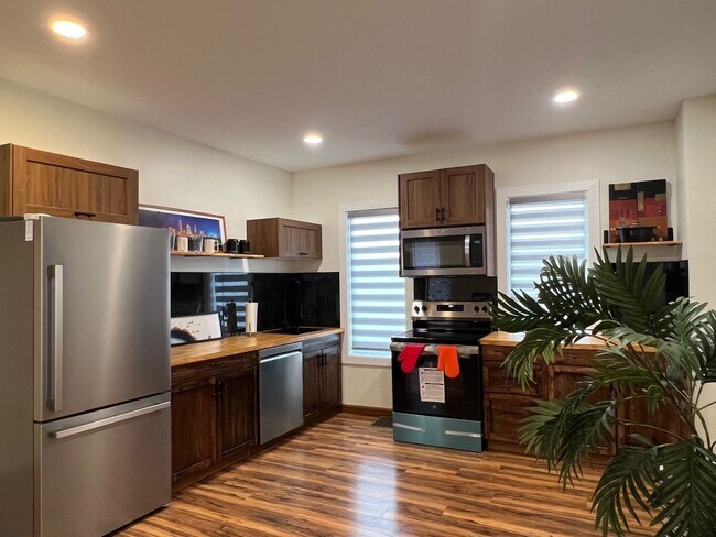 Building Photo - Detroid Shoreway Renovated  4 Bedroom, 2 Bath House with Detached Garage
