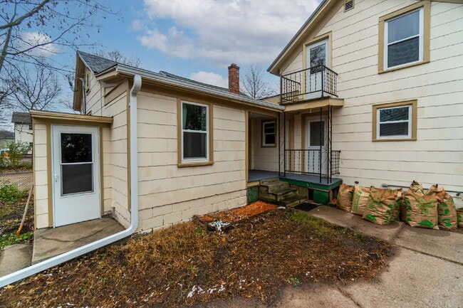 Building Photo - Updated 3-Bedroom Townhouse-Style Duplex with Modern Kitchen & Bath – Pets Welcome!