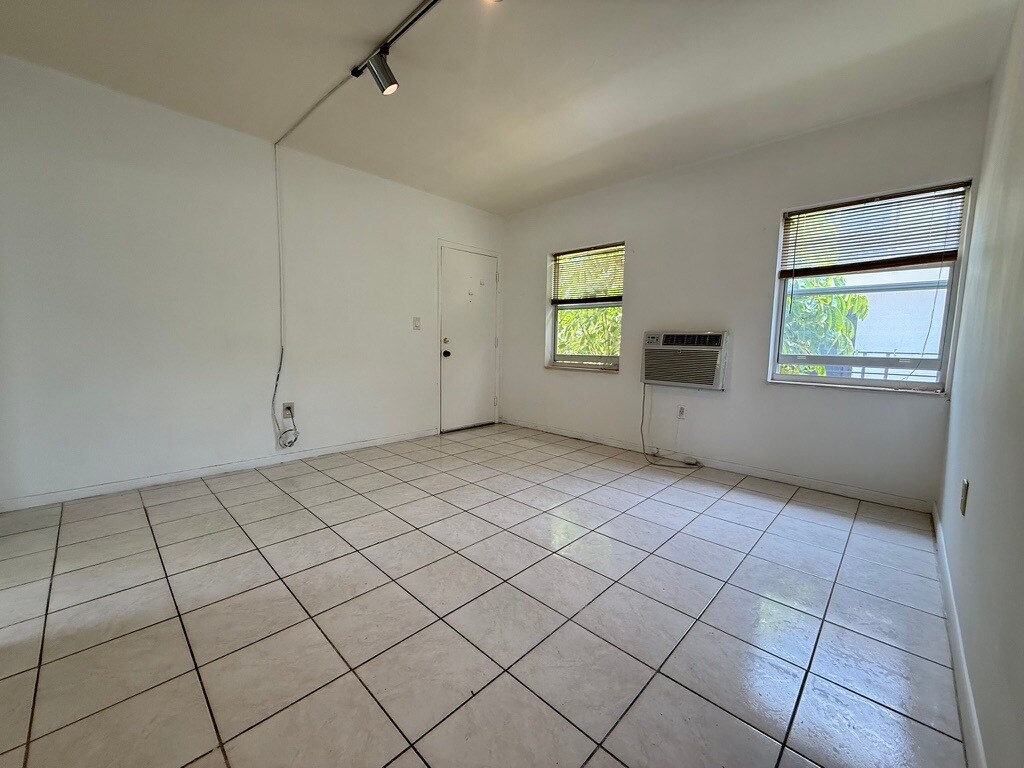 Building Photo - 518 Santander Ave