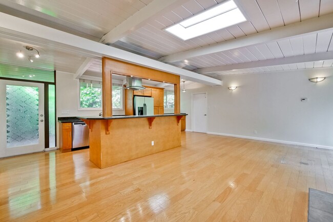 Building Photo - Mountain View Home l Spacious Open Layout Bright and Private Yard
