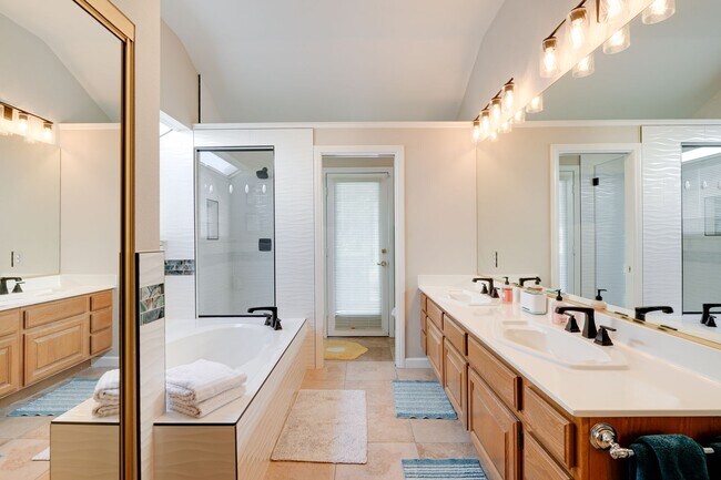 Building Photo - Beautiful Single Story Home !