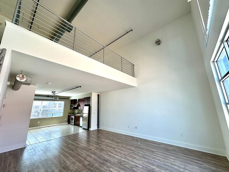 Building Photo - 716 N Santiago St