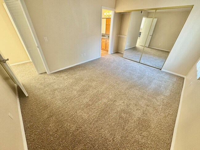 Building Photo - CUTE 2ND FLOOR UNIT, 2 BEDROOM/2 BATH CONDO!