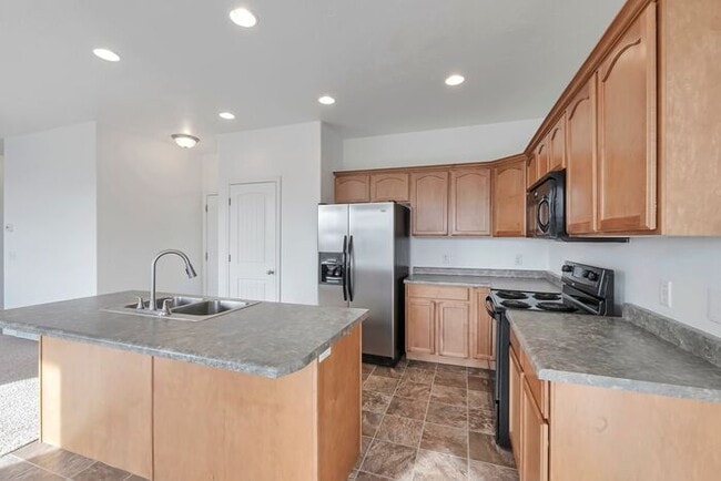 Building Photo - Bright Townhouse in Saratoga Springs w attached 2 car garage