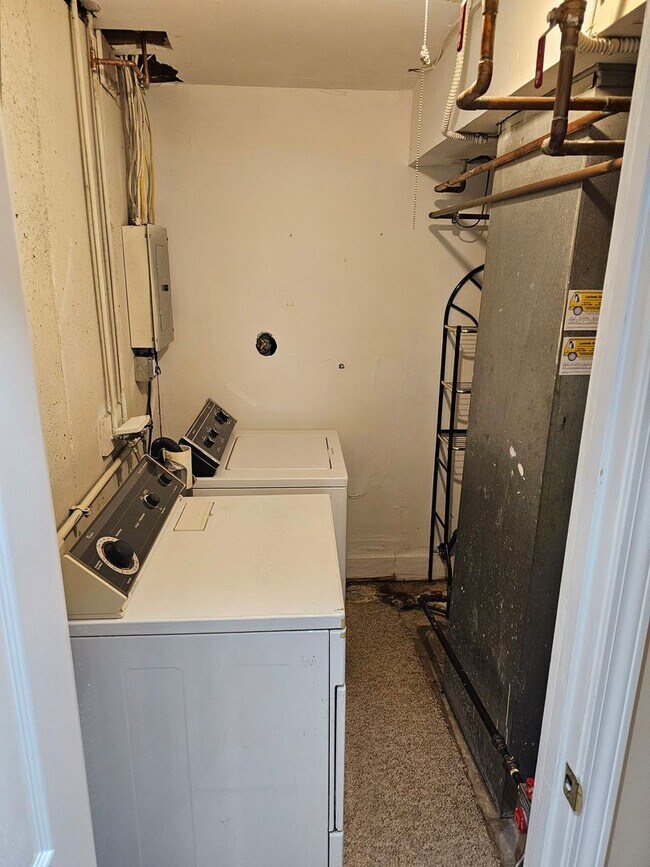 Building Photo - Wonderfully Remodeled Tri Level 3BR/2BTH Soulard Townhouse