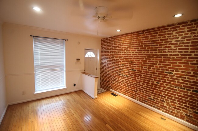 Building Photo - Gorgeous 2bd/1.5 ba Canton townhome. OSP, ...