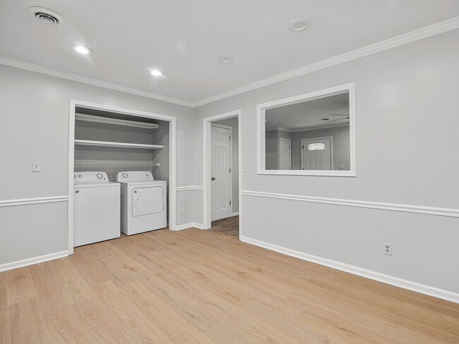 Building Photo - Charming 2BR/1.5BA Townhouse – Pets Welcom...