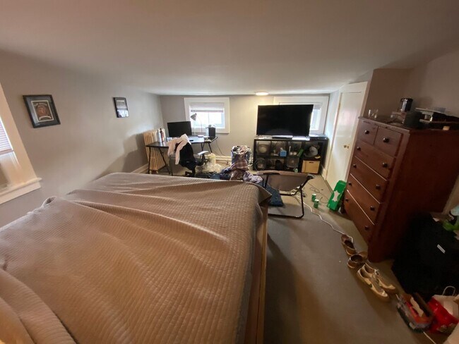 Building Photo - 7 bedroom/ 3bath Mins. from UC + Med Campu...