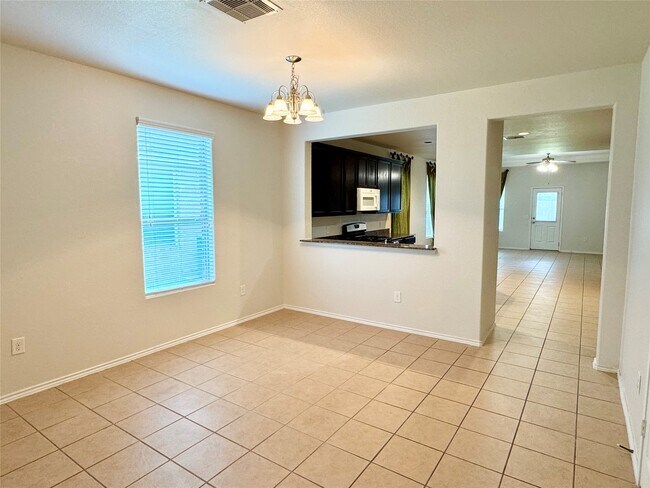 Building Photo - 1331 S Maple Dr