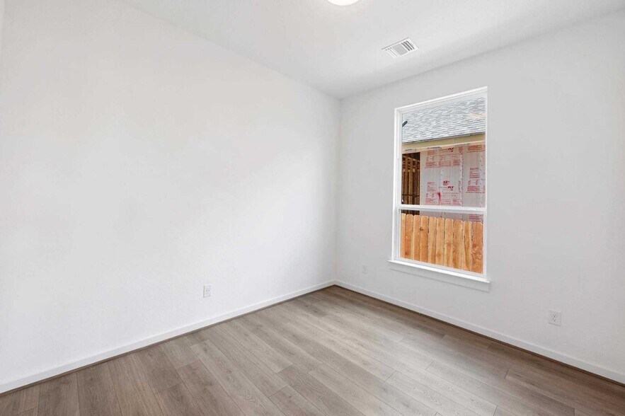 Building Photo - 2901 Black Walnut St