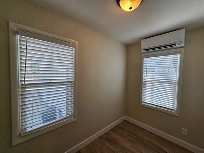 Building Photo - 3Bd/1Ba Single Story Home - For viewing!