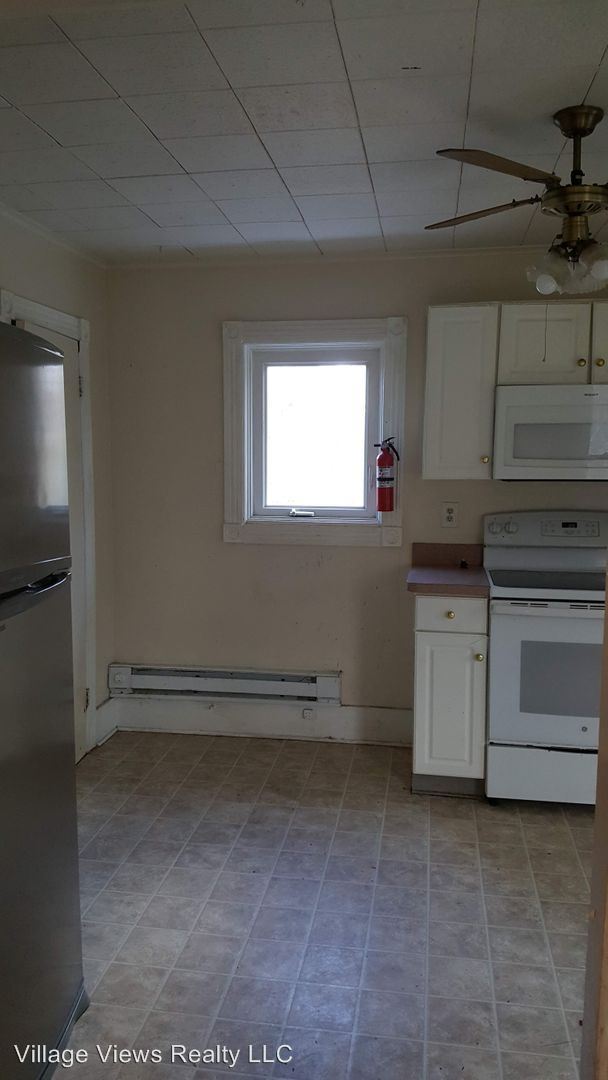 Building Photo - 102 E Brown St