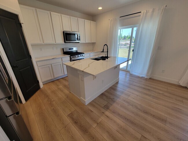 Building Photo - Stunning and spacious 4.5 bedroom, 3 bathroom home located in Morgan Hill