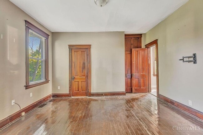 Building Photo - Spacious 6-Bed Home with 2 Kitchens, Porch & Deck – Central HVAC, Off-Street Parking